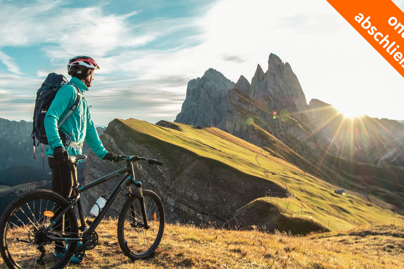 Eine Person beim Fahrradfahren auf einem Berg