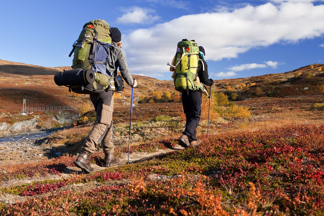 Zwei Personen beim Wandern