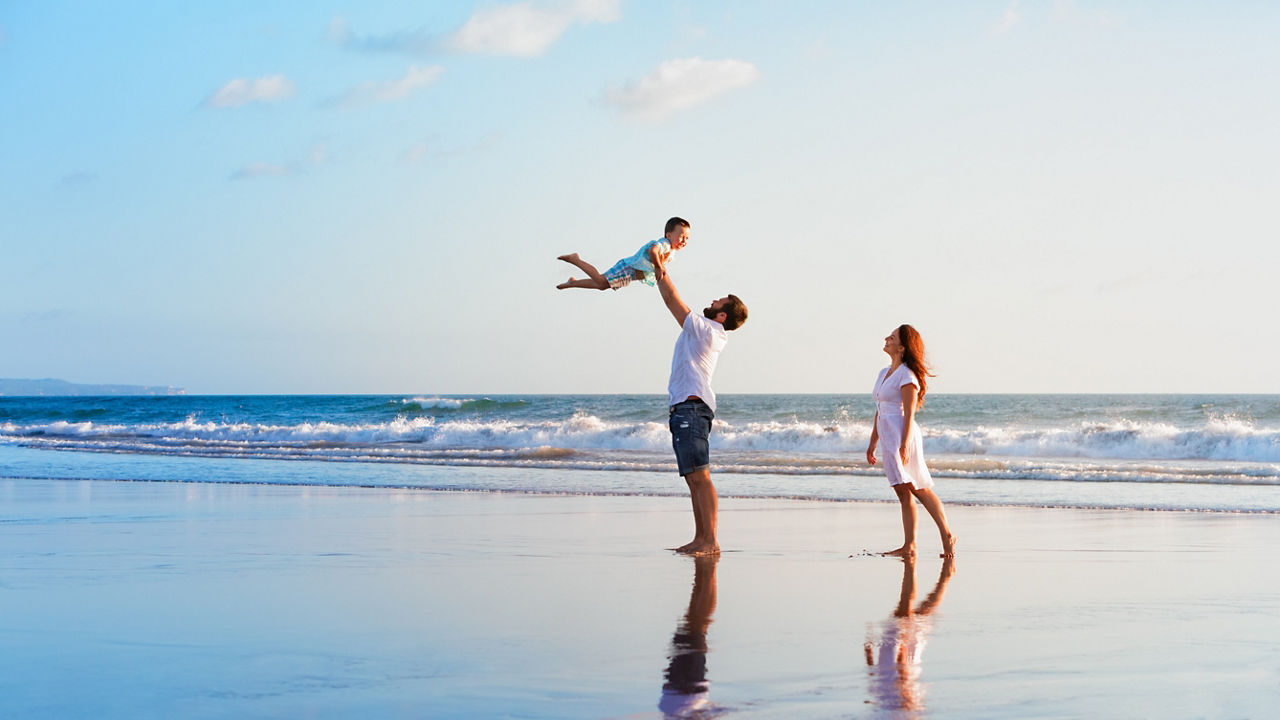 Familie am Strand im Urlaub