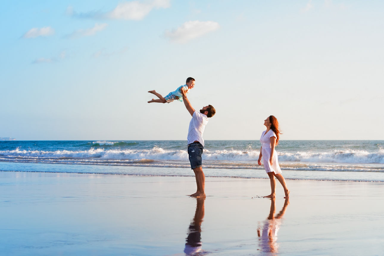 Familie am Strand im Urlaub