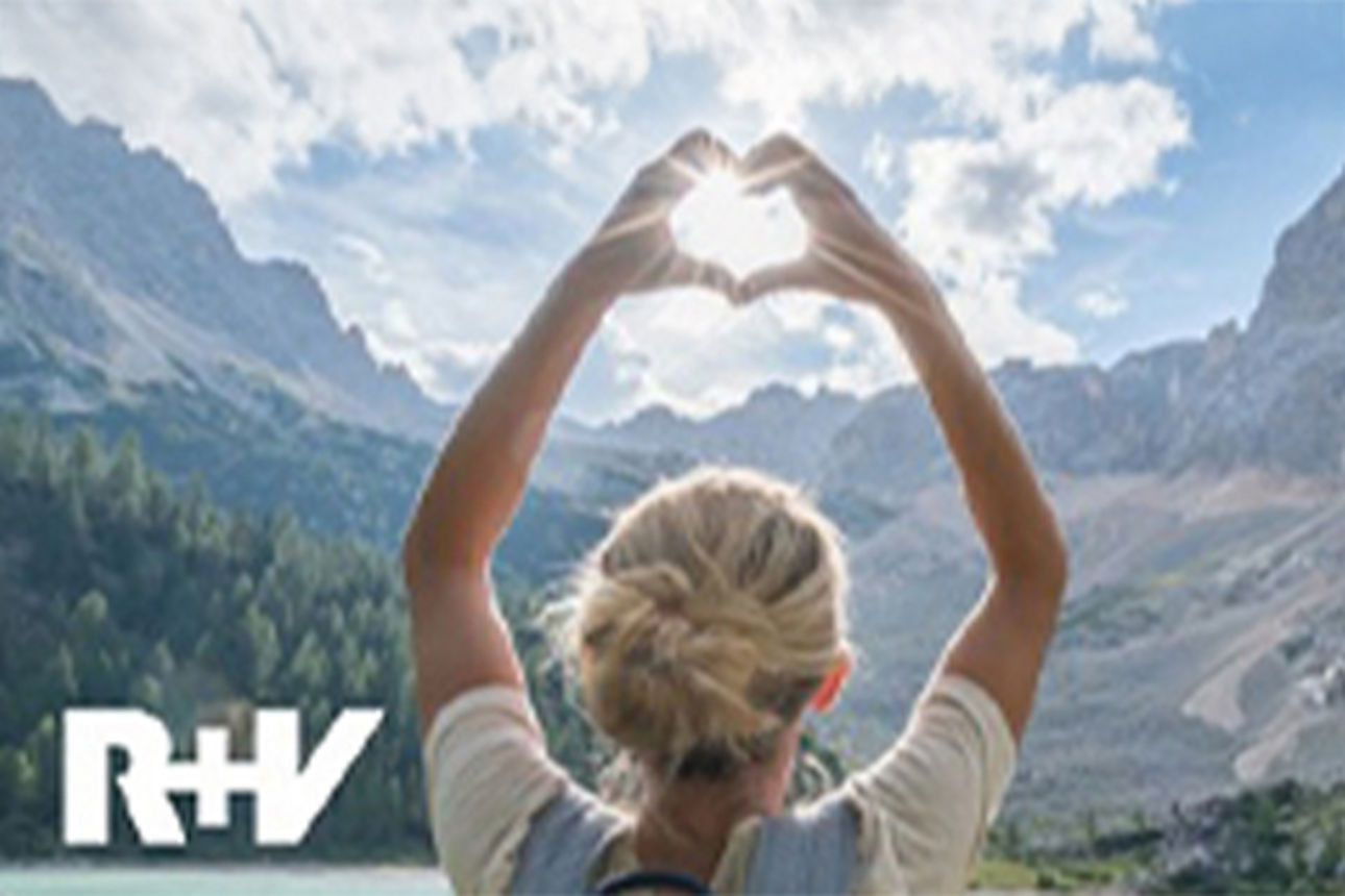 Eine Frau stellt ein Herz mit ihren Händen nach