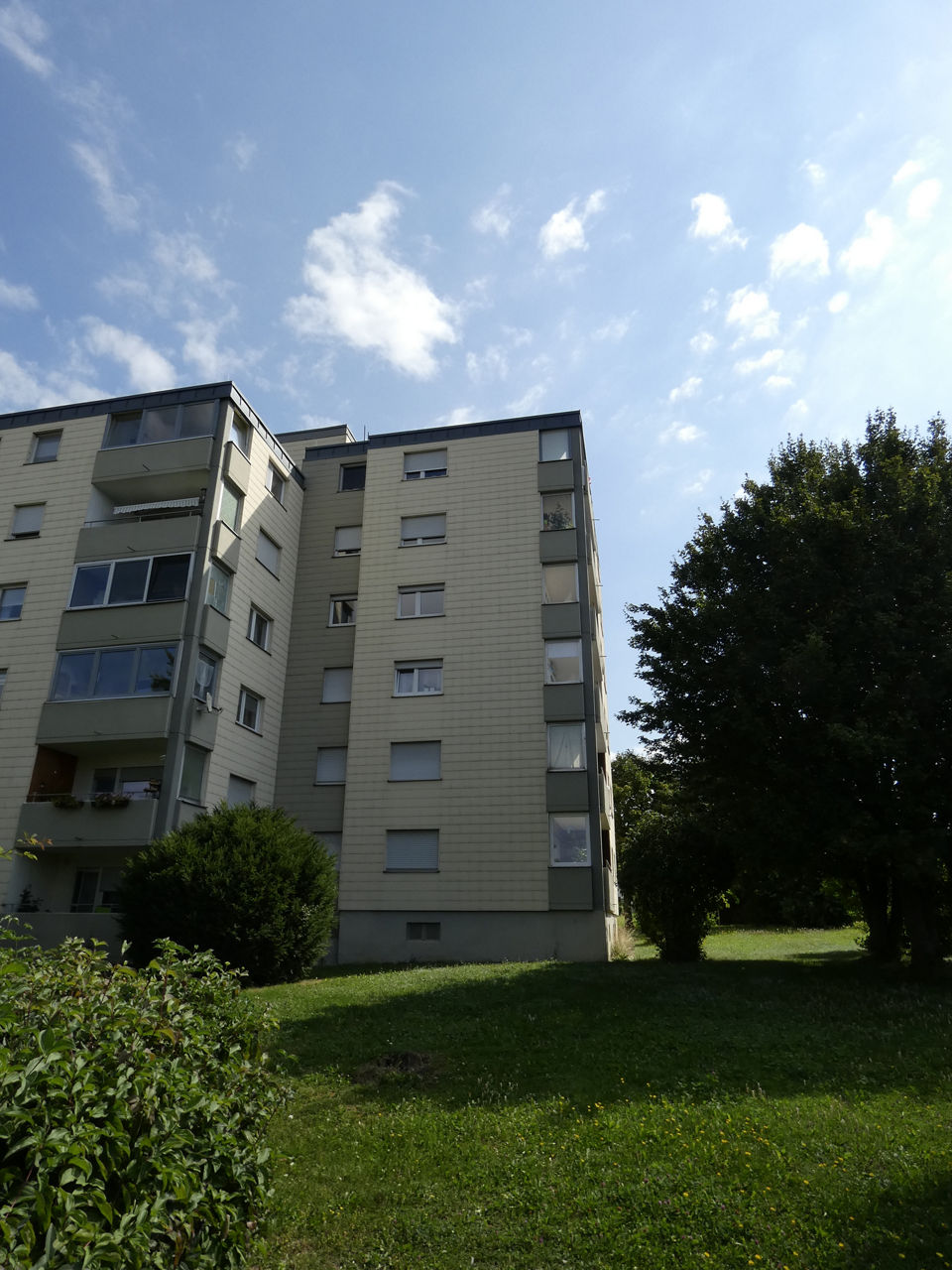 Aussenansicht mit Aussenanlage