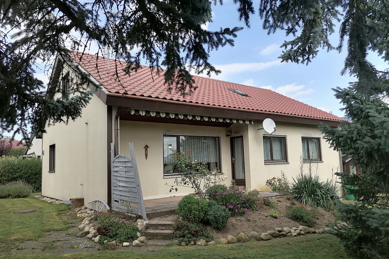 Haus Ausssenansicht mit Terrasse und Garten