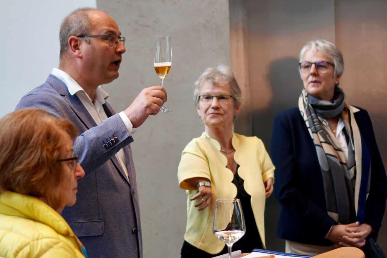 Künsterlinnen M. Starke und G. Rott lächeln in die Kamera.