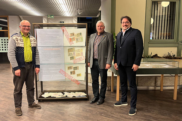 Ausstellung Inflationsgeld in der Schalterhalle der Bank