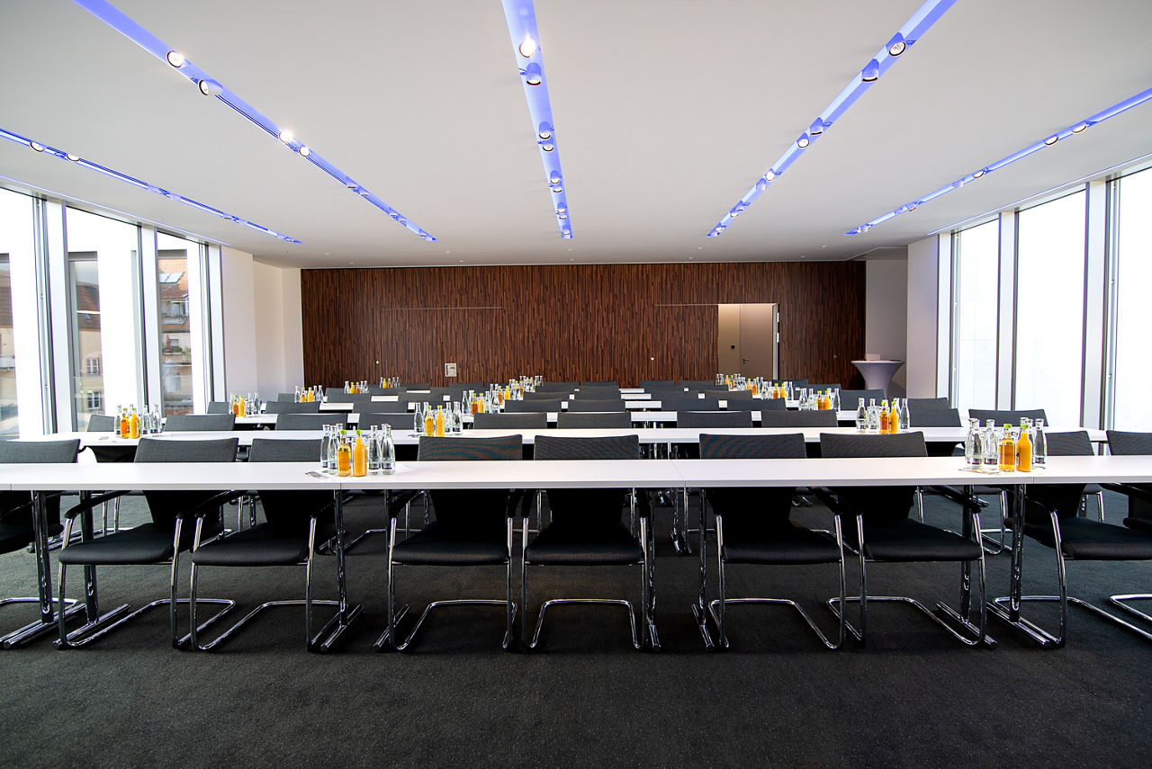 Konferenzraum mit Reihenbestuhlung
