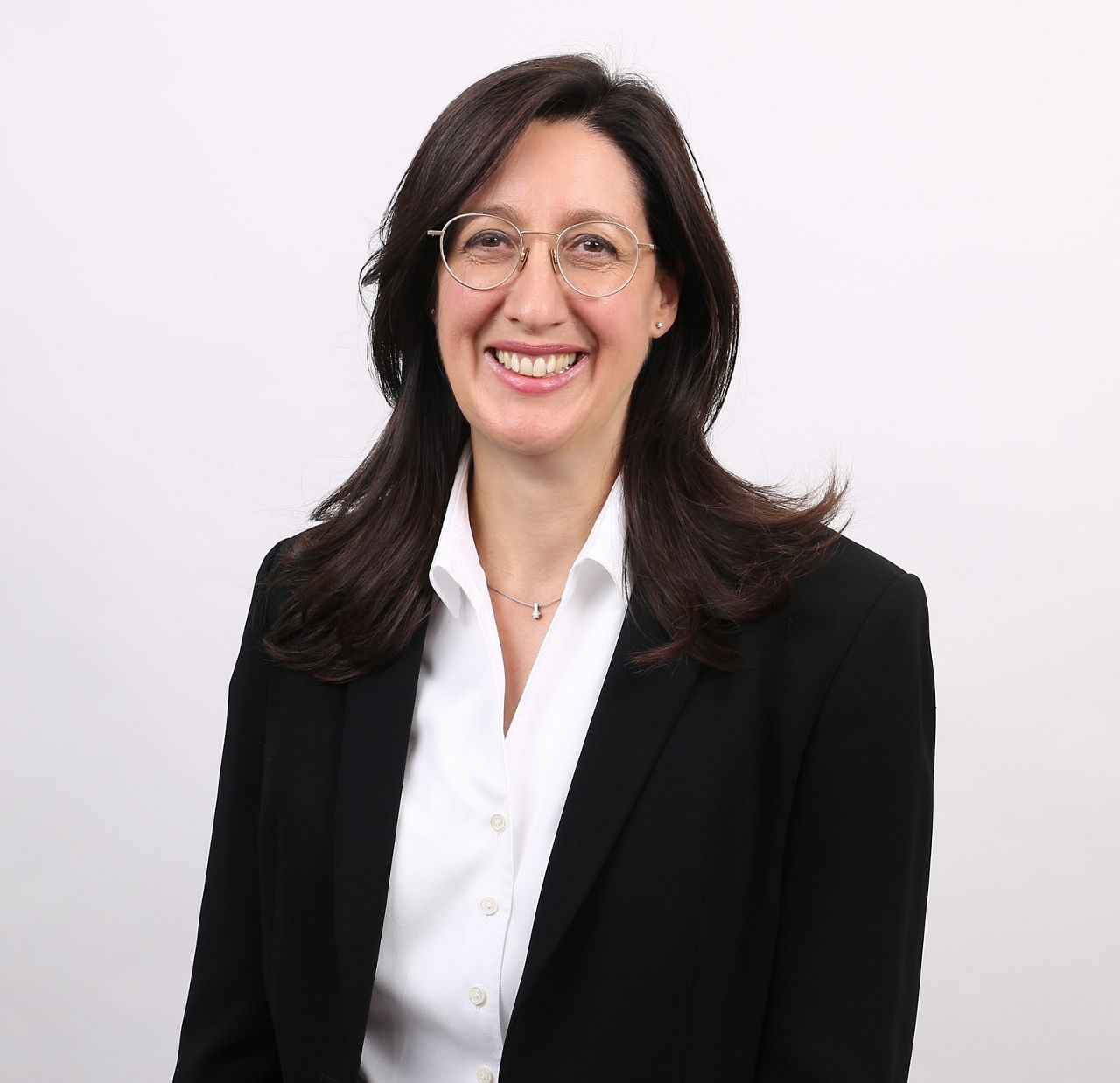 Aufsichtsratsvorsitzende Frau Dr. Bettina Schacht lächelt in die Kamera vor weißem Hintergrund