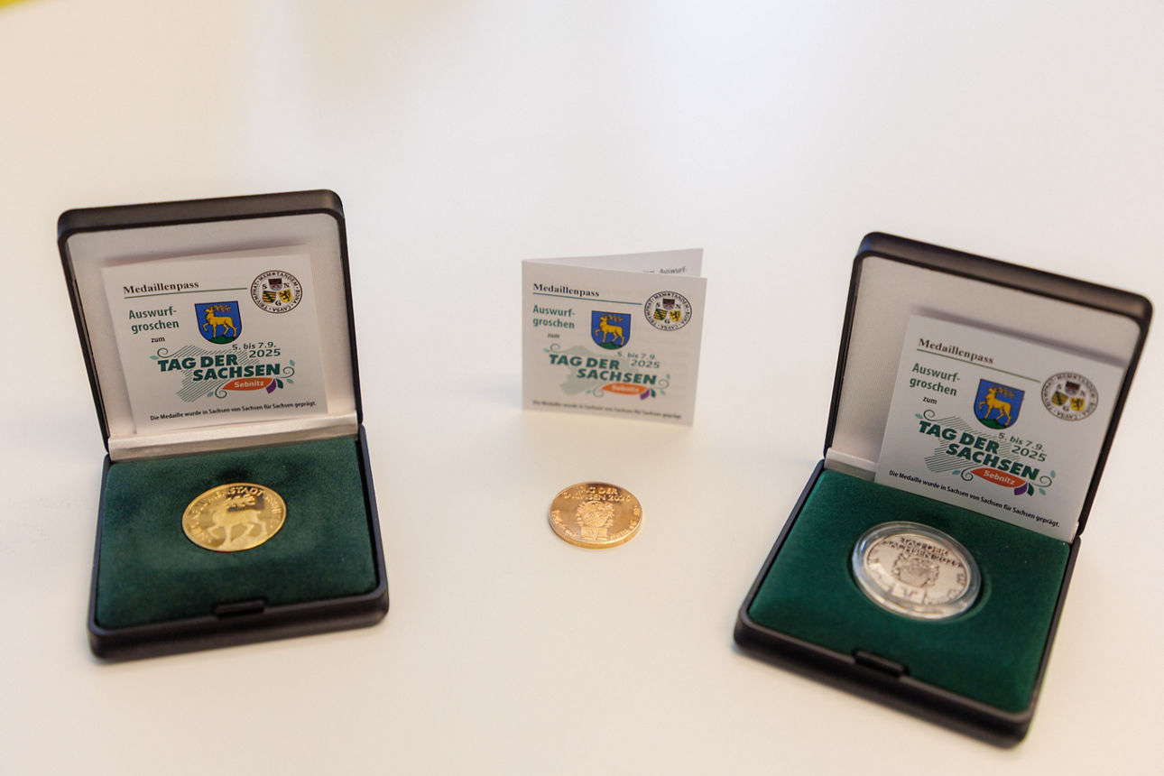 Der Auswurfgroschen vergoldet, in Silber und Kupfer