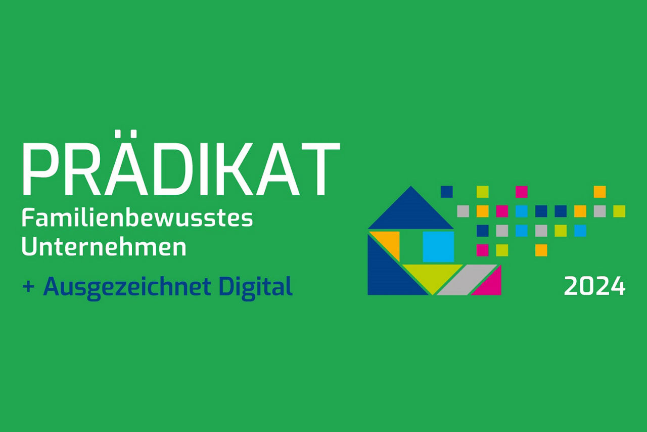 Auszeichnung Prädikat Familienbewusstes Unternehmen + Ausgezeichnet Digital auf einem grünen Hintergrund und der Jahreszahl 2024.