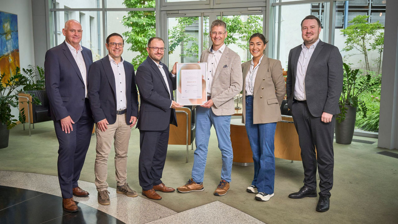 Auf dem Bild sind Reiner Richter, Florian Fleig, Stephan Dietrich, Christian Acs, Funda Evyapan und Sebastian Kästle bei der Preisübergabe zu sehen