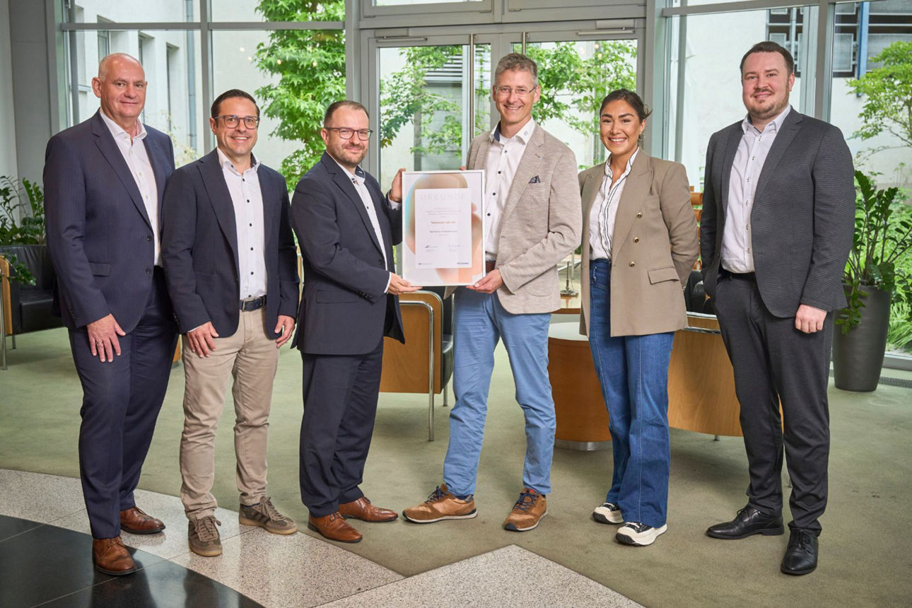 Auf dem Bild sind Reiner Richter, Florian Fleig, Stephan Dietrich, Christian Acs, Funda Evyapan und Sebastian Kästle bei der Preisübergabe zu sehen