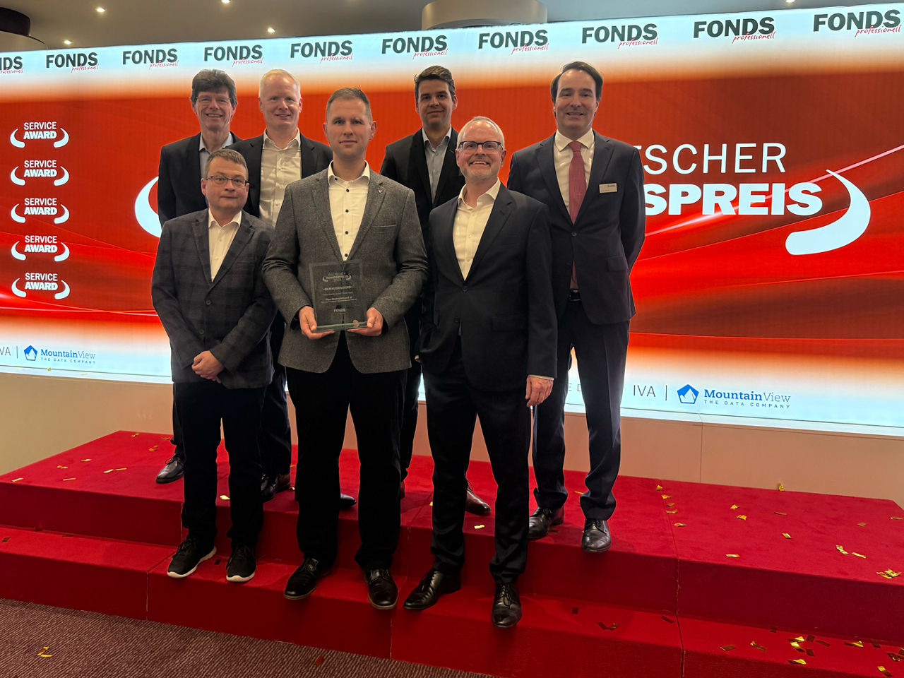 Vertreter der VerbundVolksbank OWL und Vertreter der Kapitalverwaltungsgesellschaft Universal Investment nehmen die Auszeichnung entgegen.