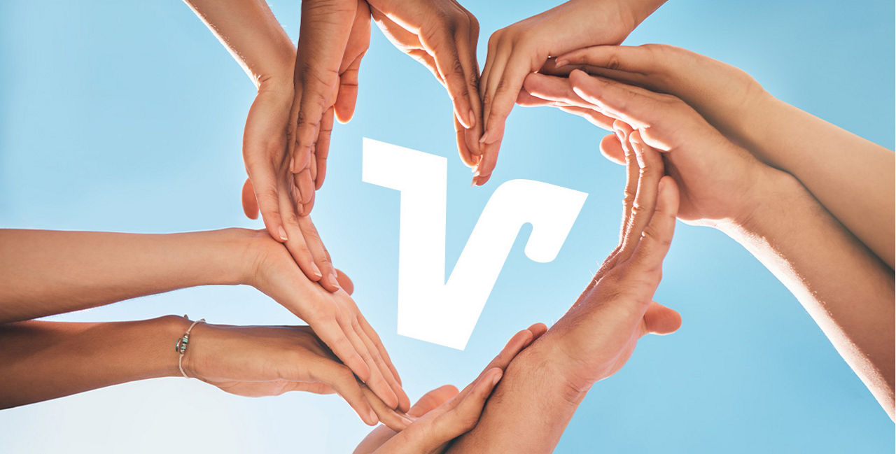 Herz aus Händen um das VR-Logo
