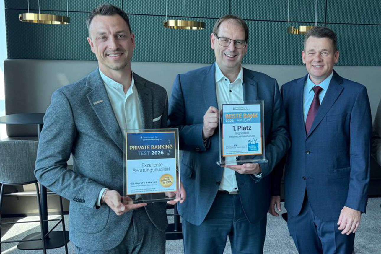 Gruppenbild mit vier Herren bei der Siegelübergabe
