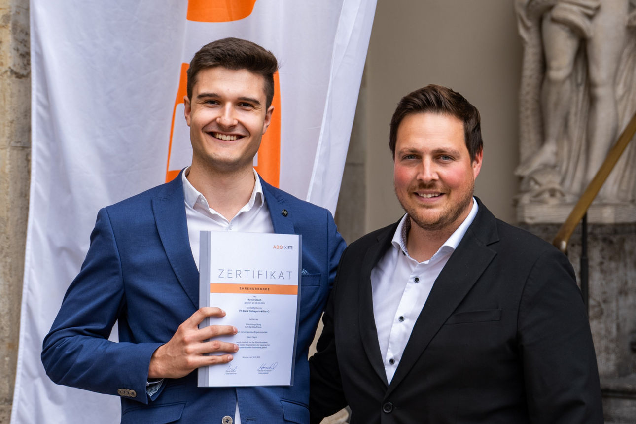 Auszubildender Kevin Ollech erhält Ehrenurkunde