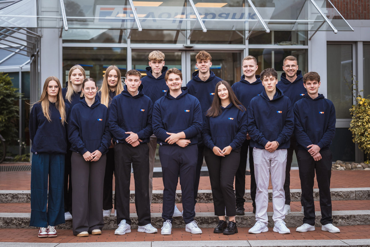 Auszubildende der Volksbank Westrhauderfehn stehen als Gruppe vor der Bank