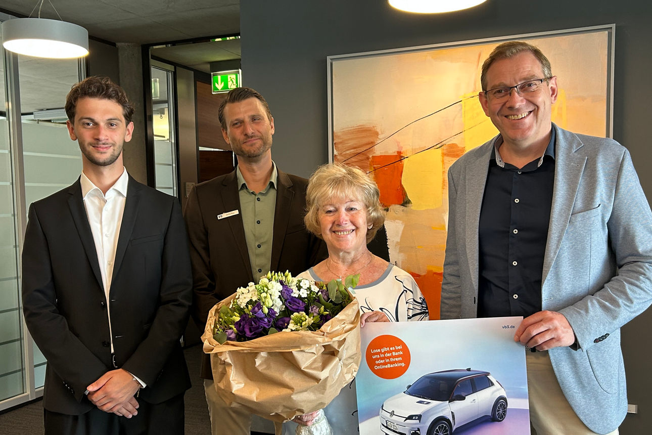 Kundin der Volksbank Dreiländereck freut sich über ihr neues Auto