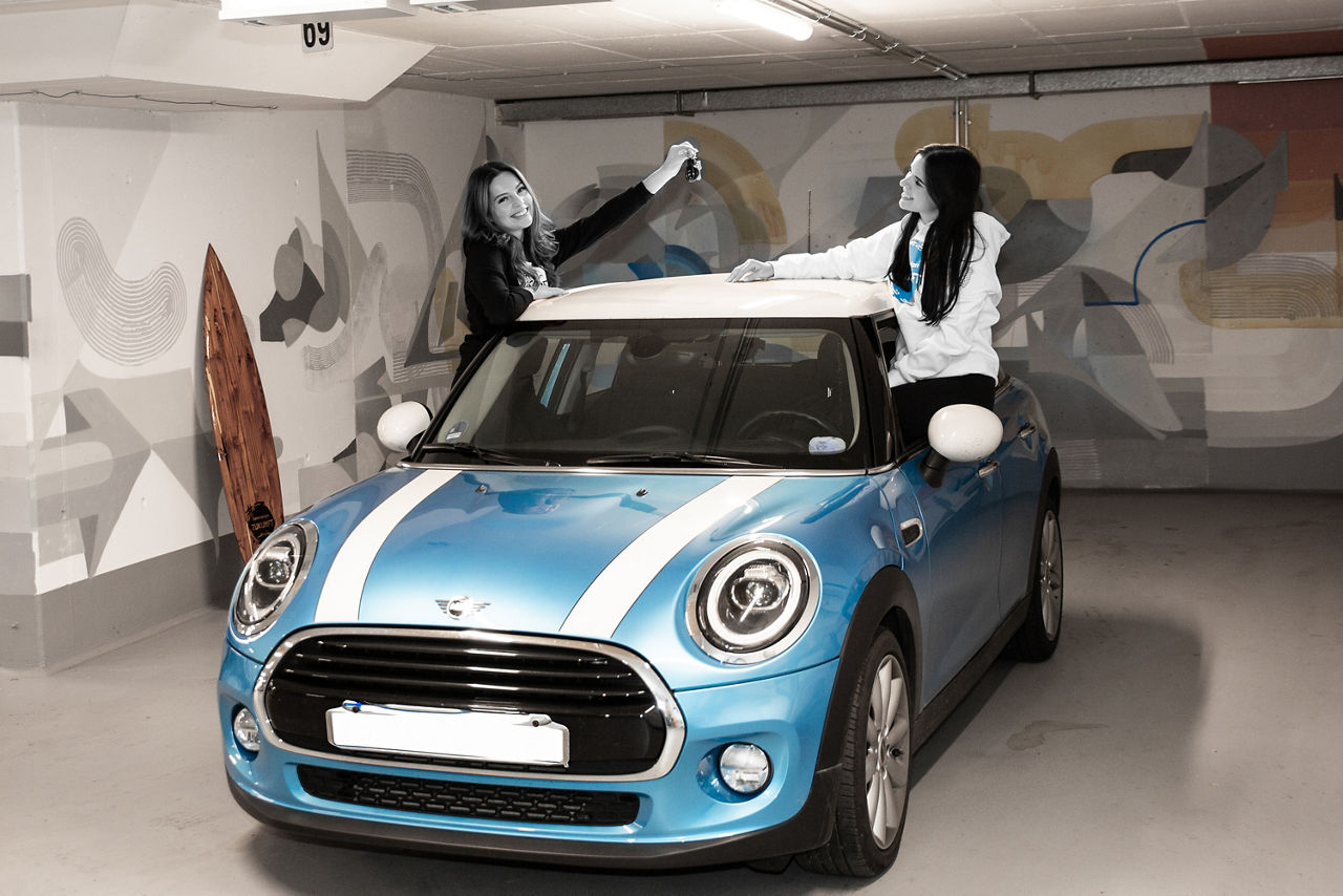 Zwei Frauen in einem Auto in einer Tiefgarage.