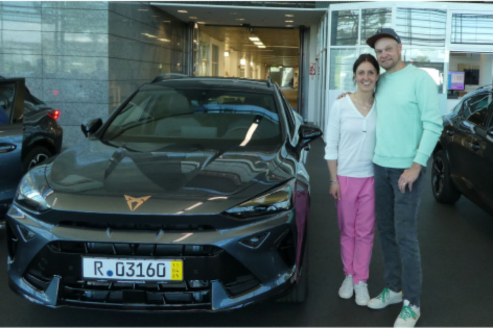 Der Gewinner zusammen mit seiner Ehefrau und dem Autogewinn, einem Cupra Formentor.