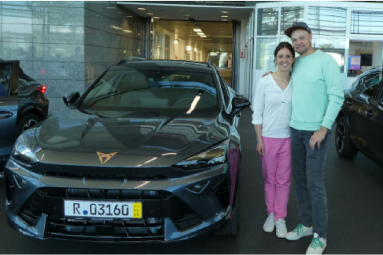 Der Gewinner und seine Ehefrau zusammen mit dem gewonnenen Auto.