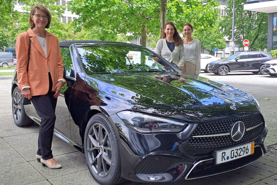Die Gewinnerin zusammen mit Ihrer Tochter und dem Autogewinn, einem Mercedes Cabriolet.