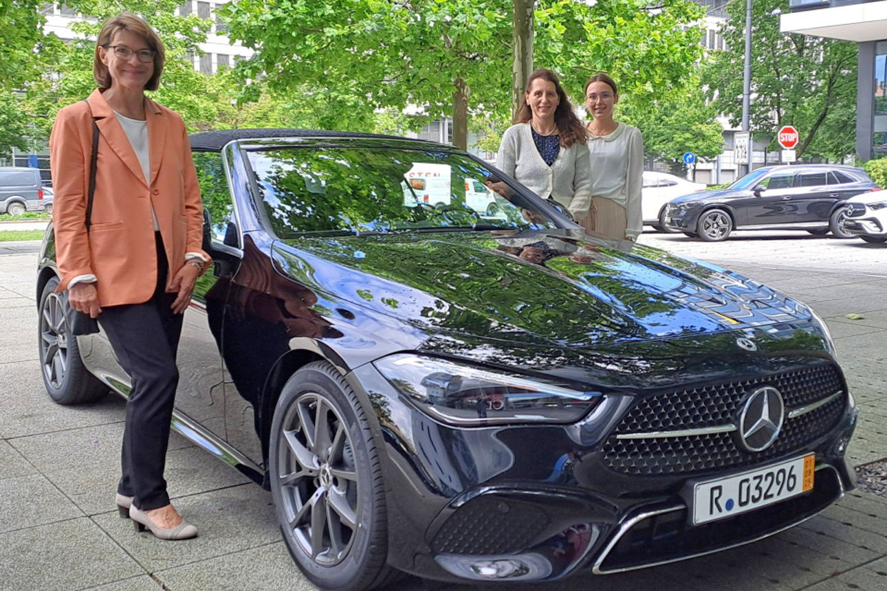 Die Gewinnerin zusammen mit Ihrer Tochter und dem Autogewinn, einem Mercedes Cabriolet.