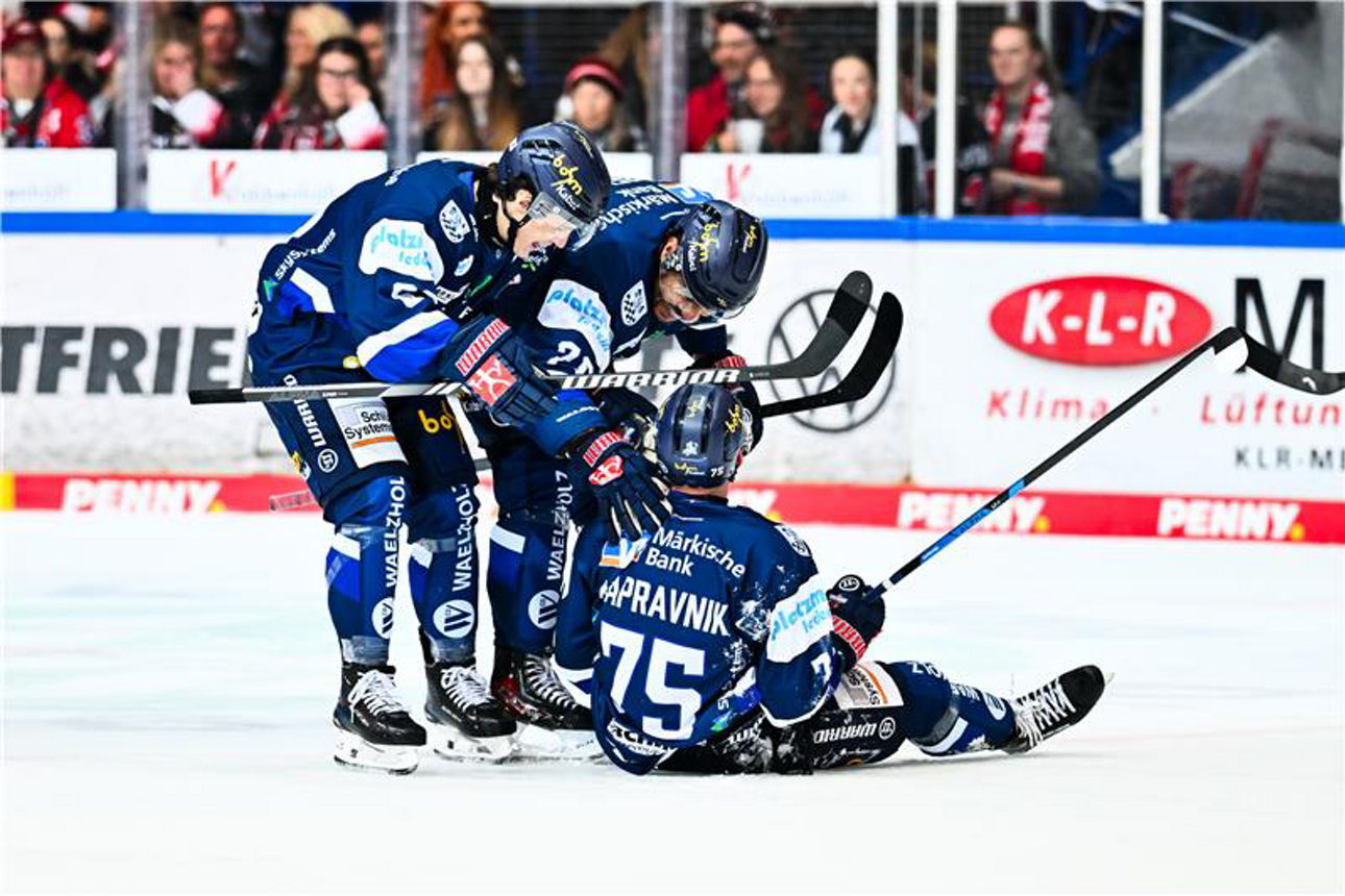 Drei Roosters-Spieler in voller Montur auf dem Spielfeld