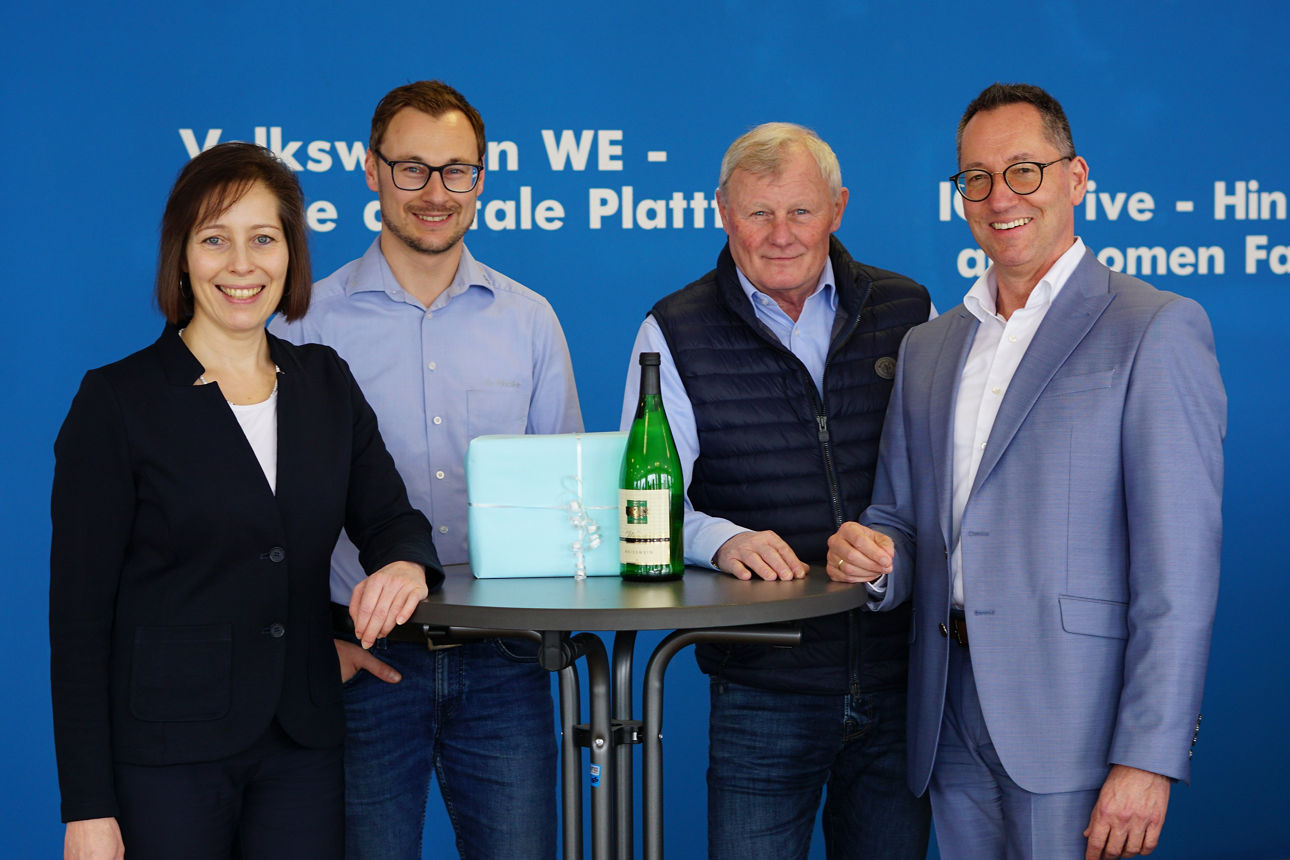 Unsere Vorstände (Heike Hartmann und Harald Löhner) mit dem Autohaus Knoller