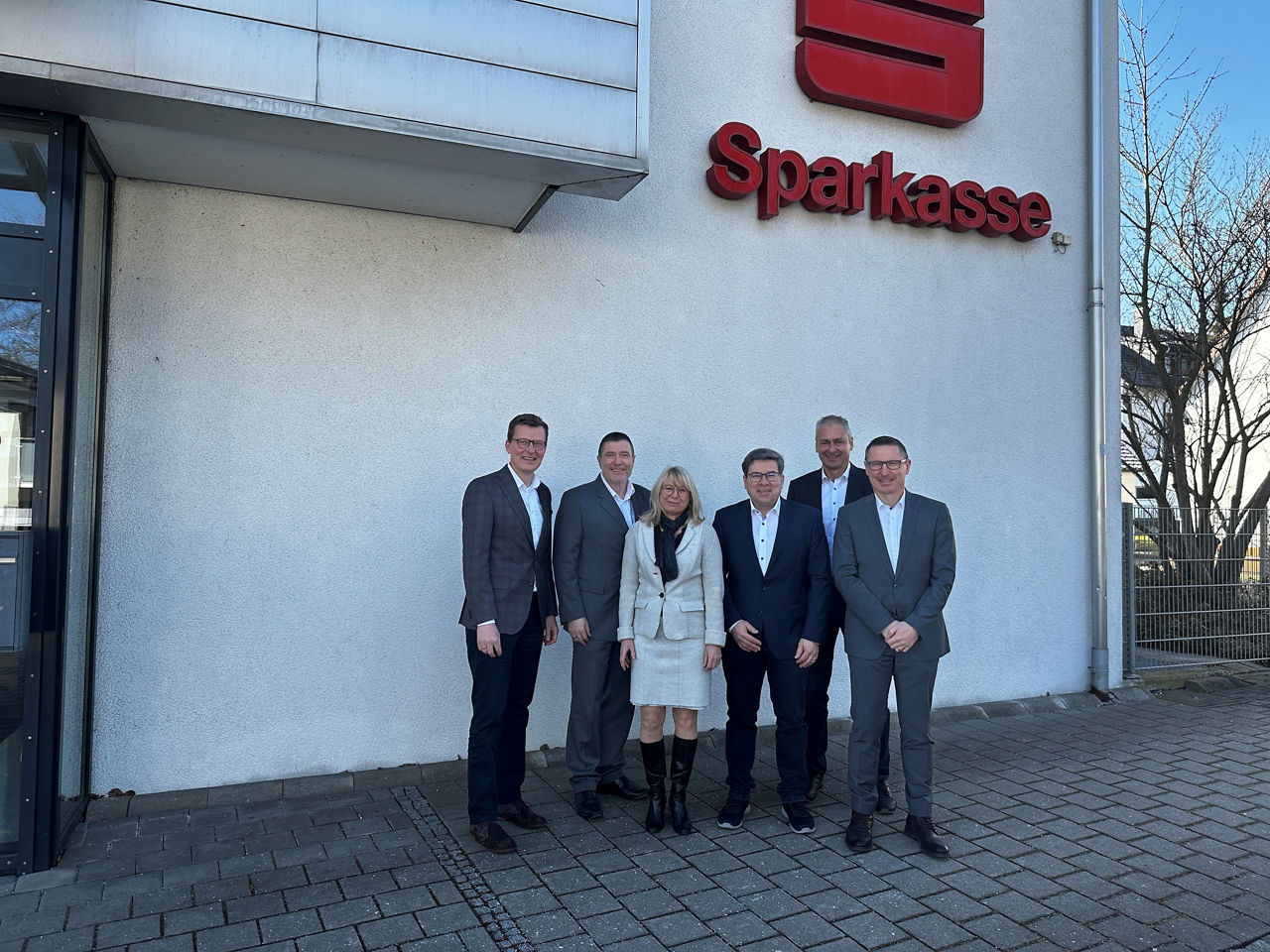 Gruppenfoto vor der Sparkasse