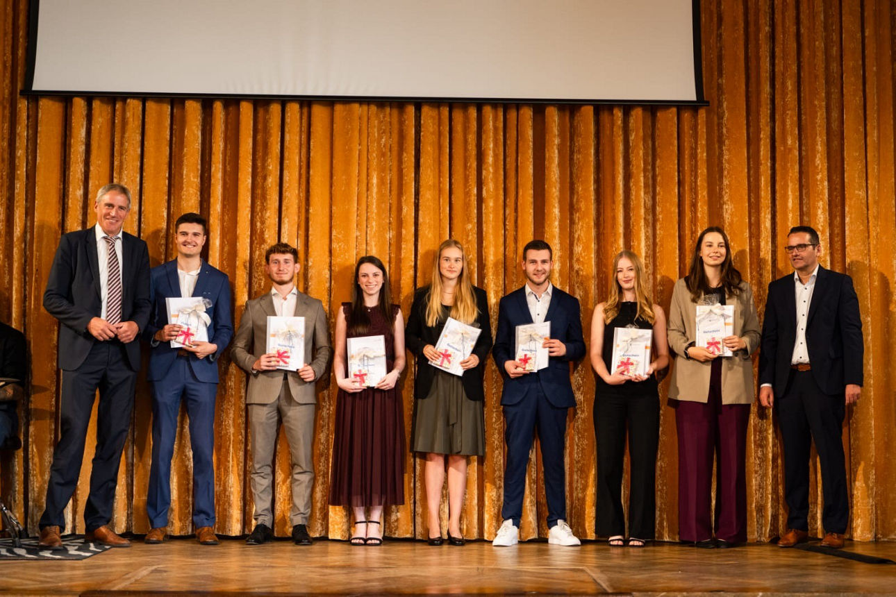 Gruppenfoto von geehrten Azubis