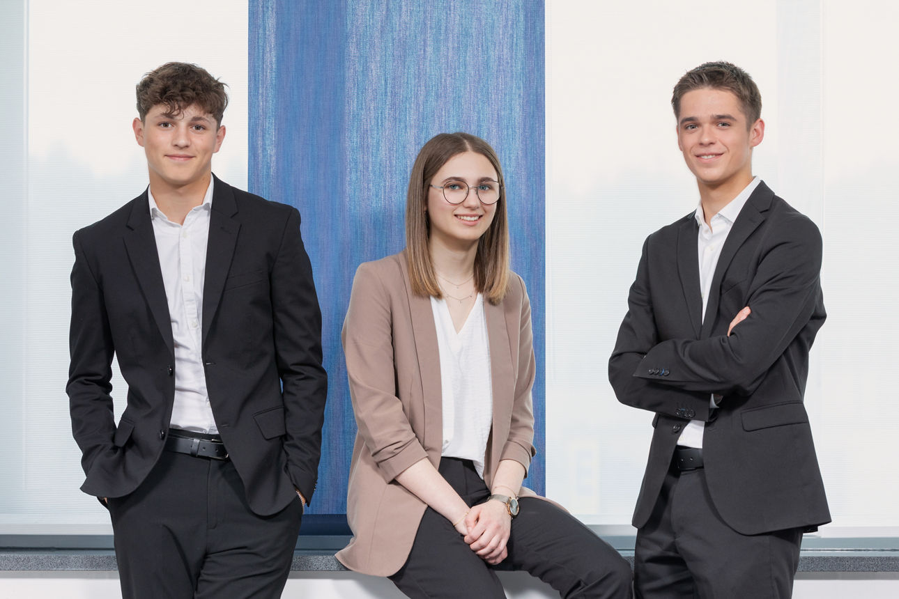 Junger Mann sitzend im Büro