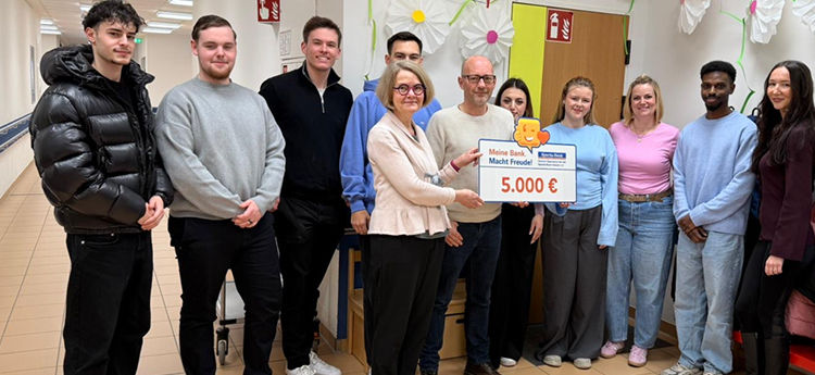 Azubis der Sparda-Bank Hessen übergeben fünftausend Euro Spende an Johann-Peter-Schäfer-Schule