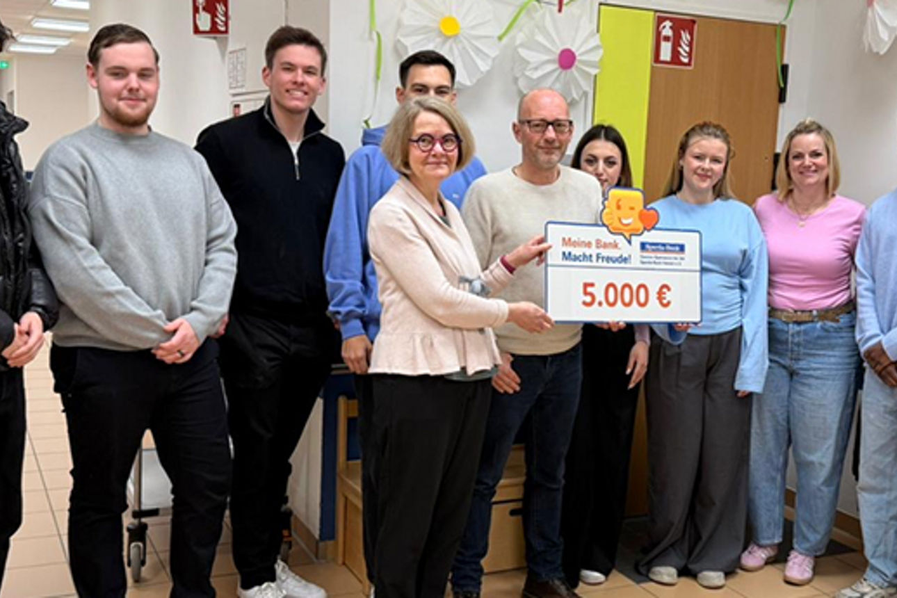 Azubis der Sparda-Bank Hessen übergeben fünftausend Euro Spende an Johann-Peter-Schäfer-Schule