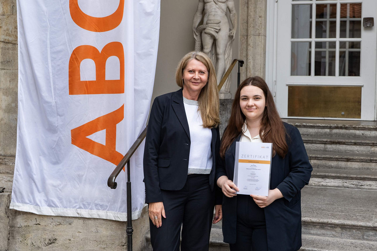 Selina Weigel lacht gemeinsam mit Personalleitung Sandra Girz in die Kamera.