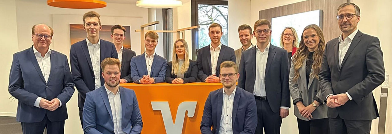 Die Absolventen mit dem Vorstand in der Bank.