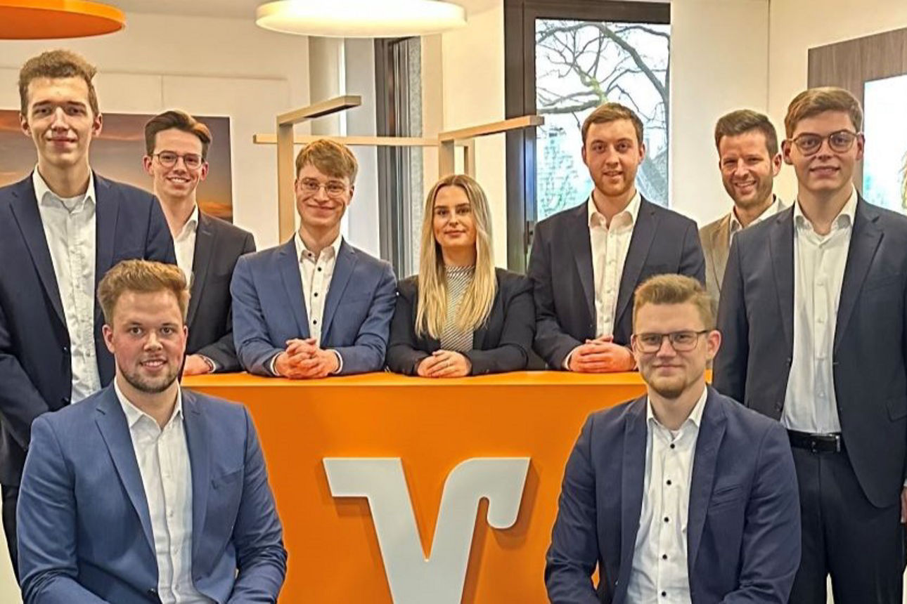 Die Absolventen mit dem Vorstand in der Bank.