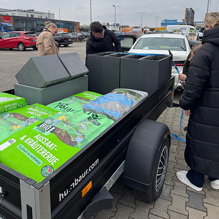 Einkauf & Vorbereitung – Nachhaltige Erde und Pflanzgefäße werden von unseren Auszubildenden organisiert und verladen.