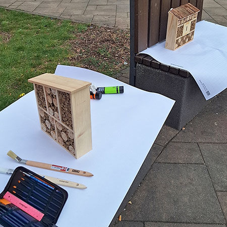 Handwerkliches Engagement – Die Insektenhotels werden liebevoll vorbereitet und gestaltet.