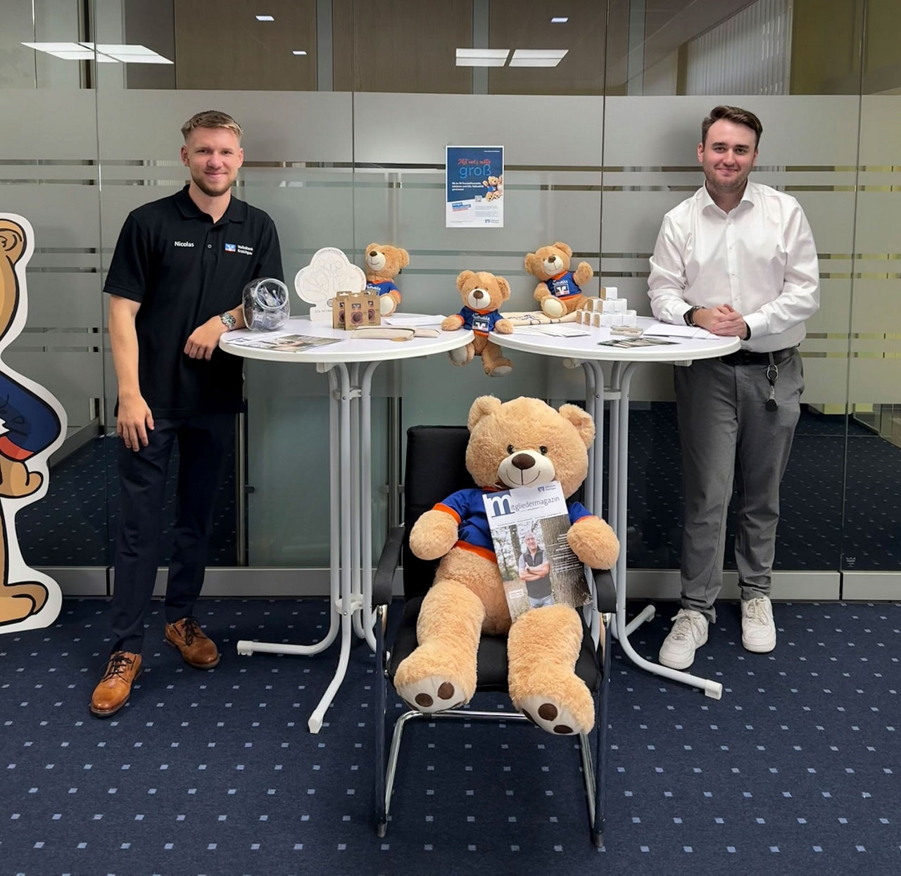 Unsere Auszubildenden Niclas und Kevin an Ihrem Infostand zum Thema Mitgliedschaft