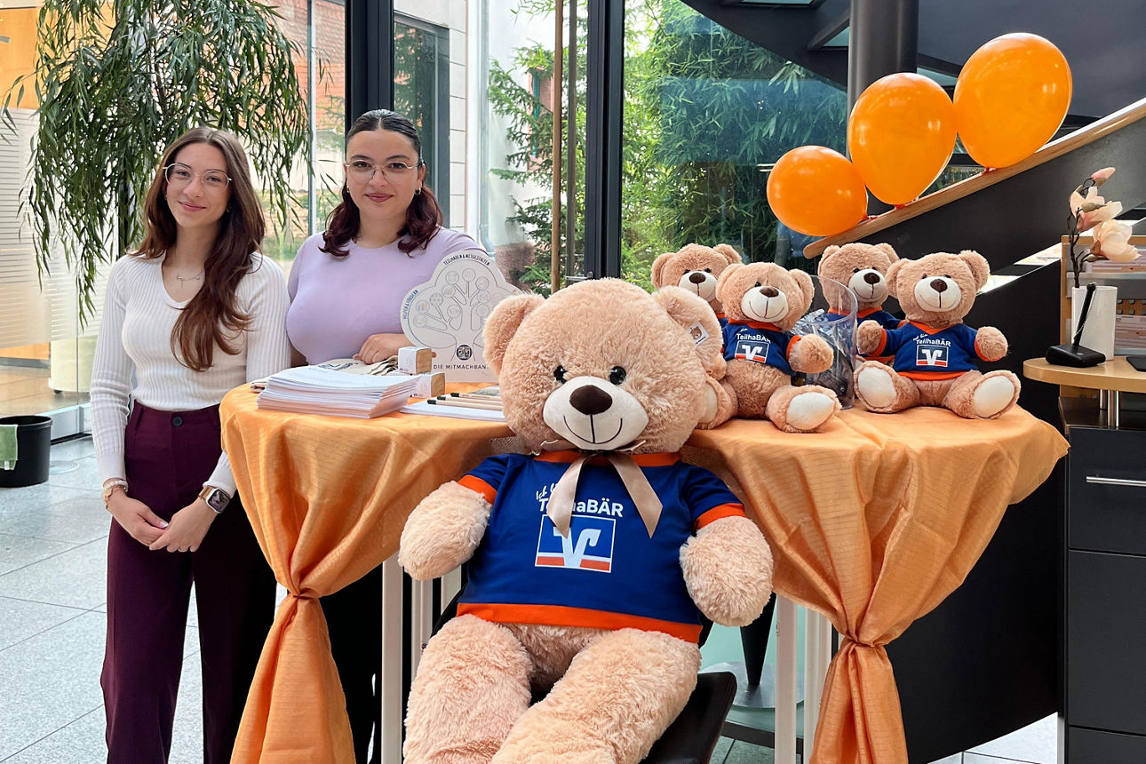 Unsere Ausbildenden Carolin und Luisa an Ihrem Stand zum Thema Mitgliedschaft