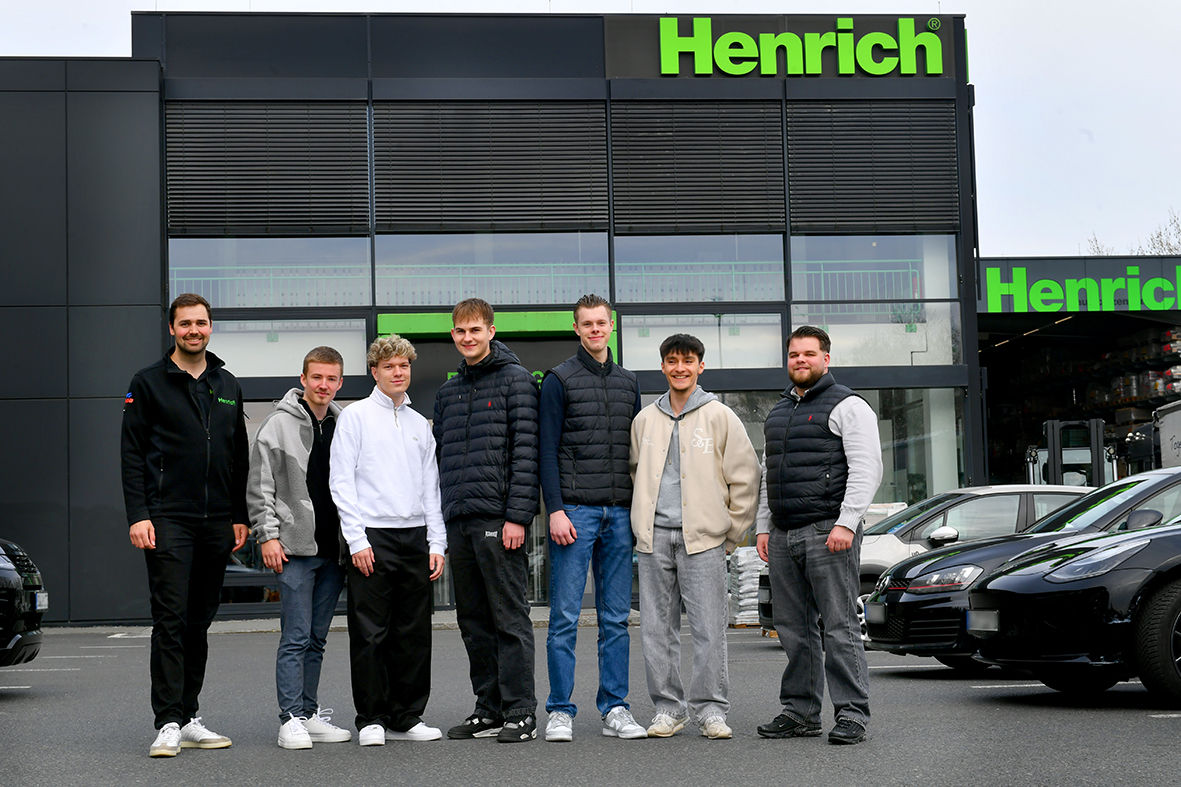 v. l.: Johannes Franken (Ausbilder Henrich Baustoffzentrum), Henrik Hützen, Luca Seynsche, Janis Kämmerling, Arthur Landwehrs, Lennox Schaarschmidt und Gerrit Küpper (alle VR-Bank Bonn Rhein-Sieg eG)