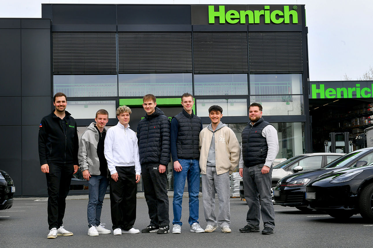 v. l.: Johannes Franken (Ausbilder Henrich Baustoffzentrum), Henrik Hützen, Luca Seynsche, Janis Kämmerling, Arthur Landwehrs, Lennox Schaarschmidt und Gerrit Küpper (alle VR-Bank Bonn Rhein-Sieg eG)