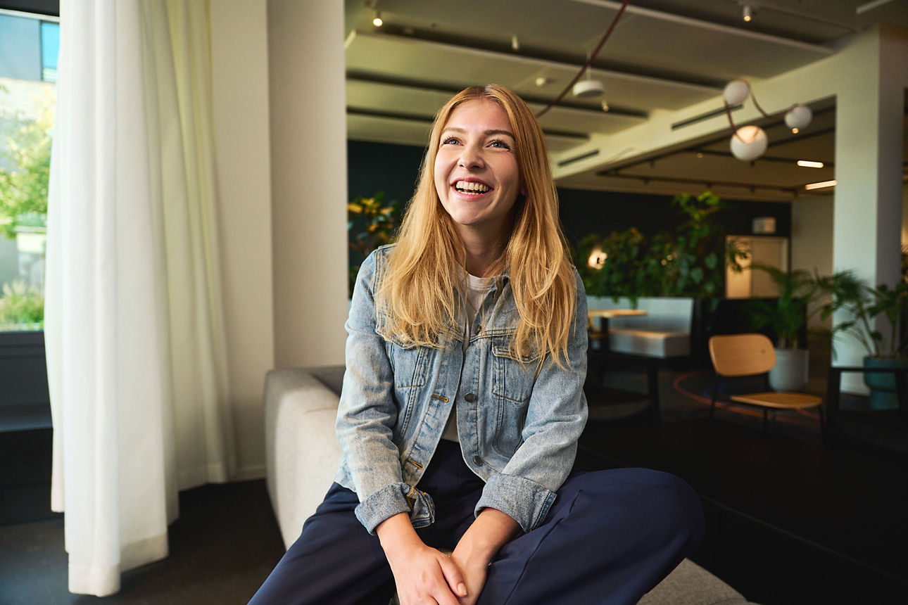 Lächelnde junge Frau