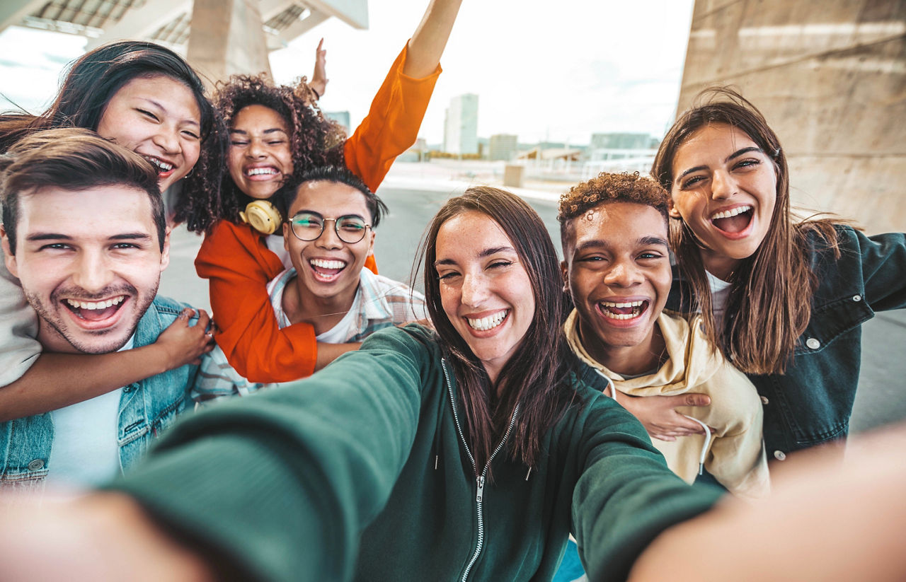 Eine Gruppe von jungen Menschen machen ein Selfie