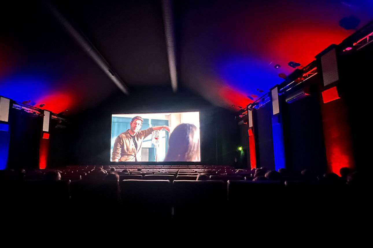 Kinoleinwand in einem dunklen Kinosaal