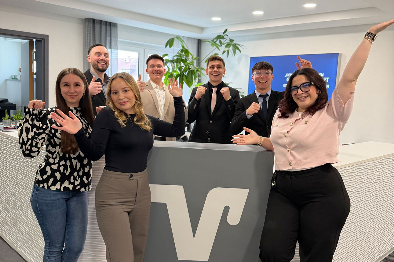 7 Auszubildende freuen sich über ihren erfolgreichen Ausbildungsabschluss.