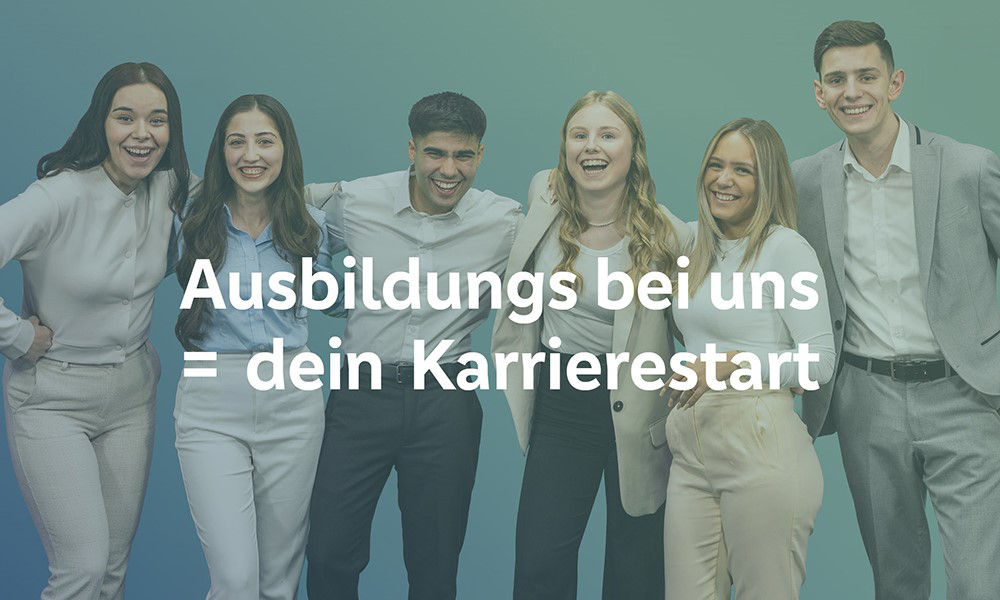 Eine Gruppe fröhlicher Auszubildender steht Arm in Arm in einer Reihe 