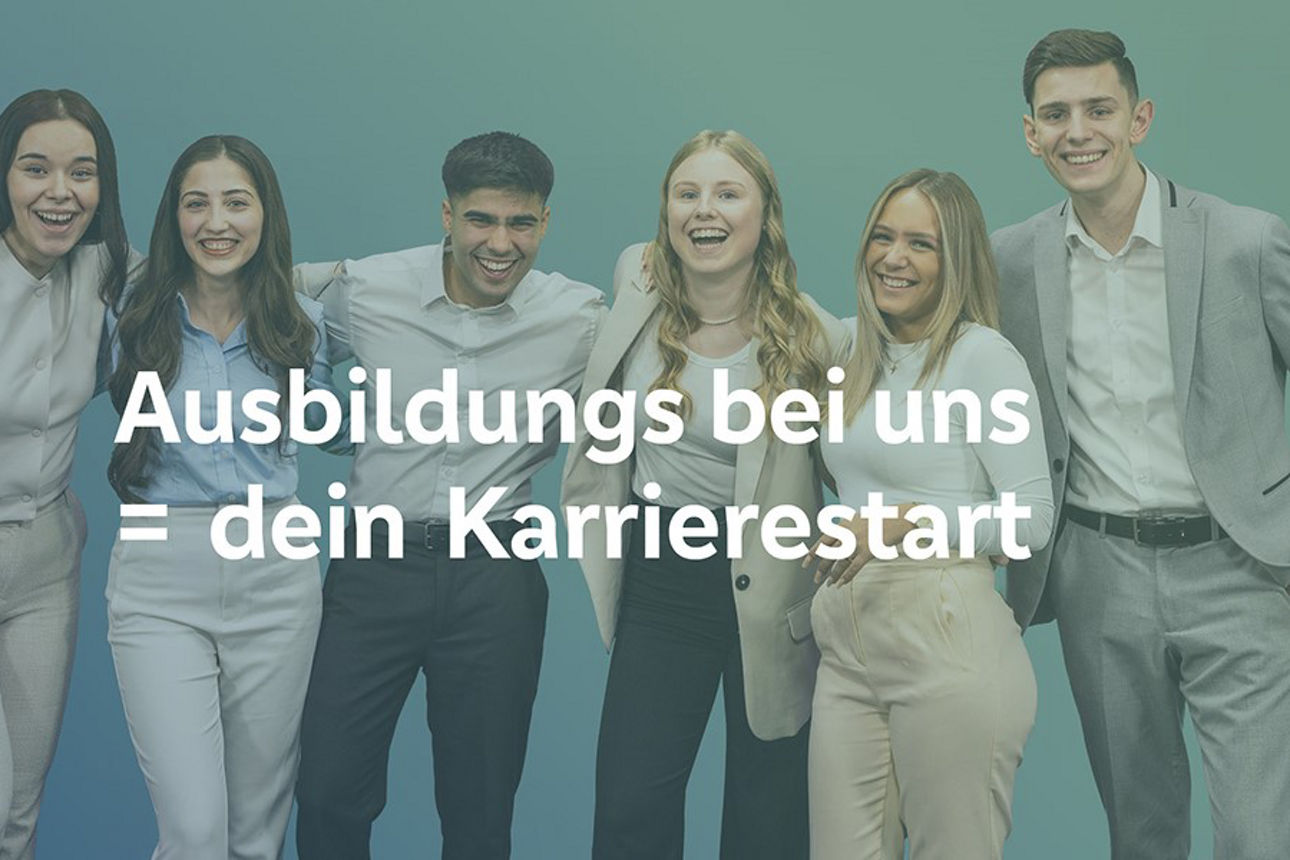 Eine Gruppe fröhlicher Auszubildender steht Arm in Arm in einer Reihe 