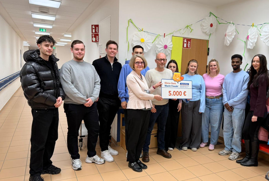 Azubis der Sparda-Bank Hessen übergeben fünftausend Euro Spende an Johann-Peter-Schäfer-Schule 