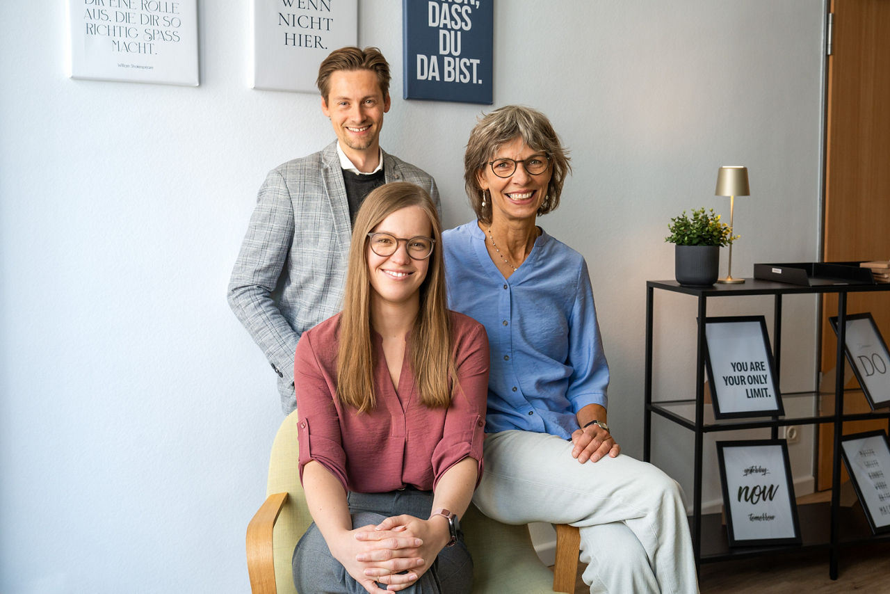 Simon Eschweiler, Laura Duwensee und Sabine Lohmann – Ausbilder der VR Bank in Holstein eG